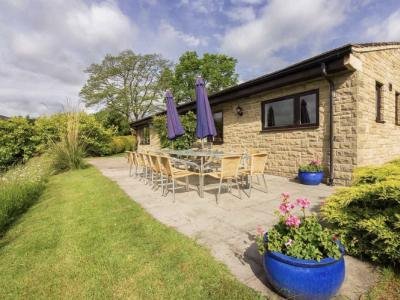 Sladen Lodge (B&B and Group Accommodation)